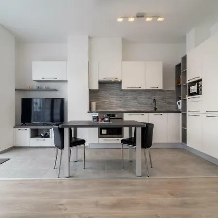 Bpr Chic White With Terrace & A/c & Garage Apartment *